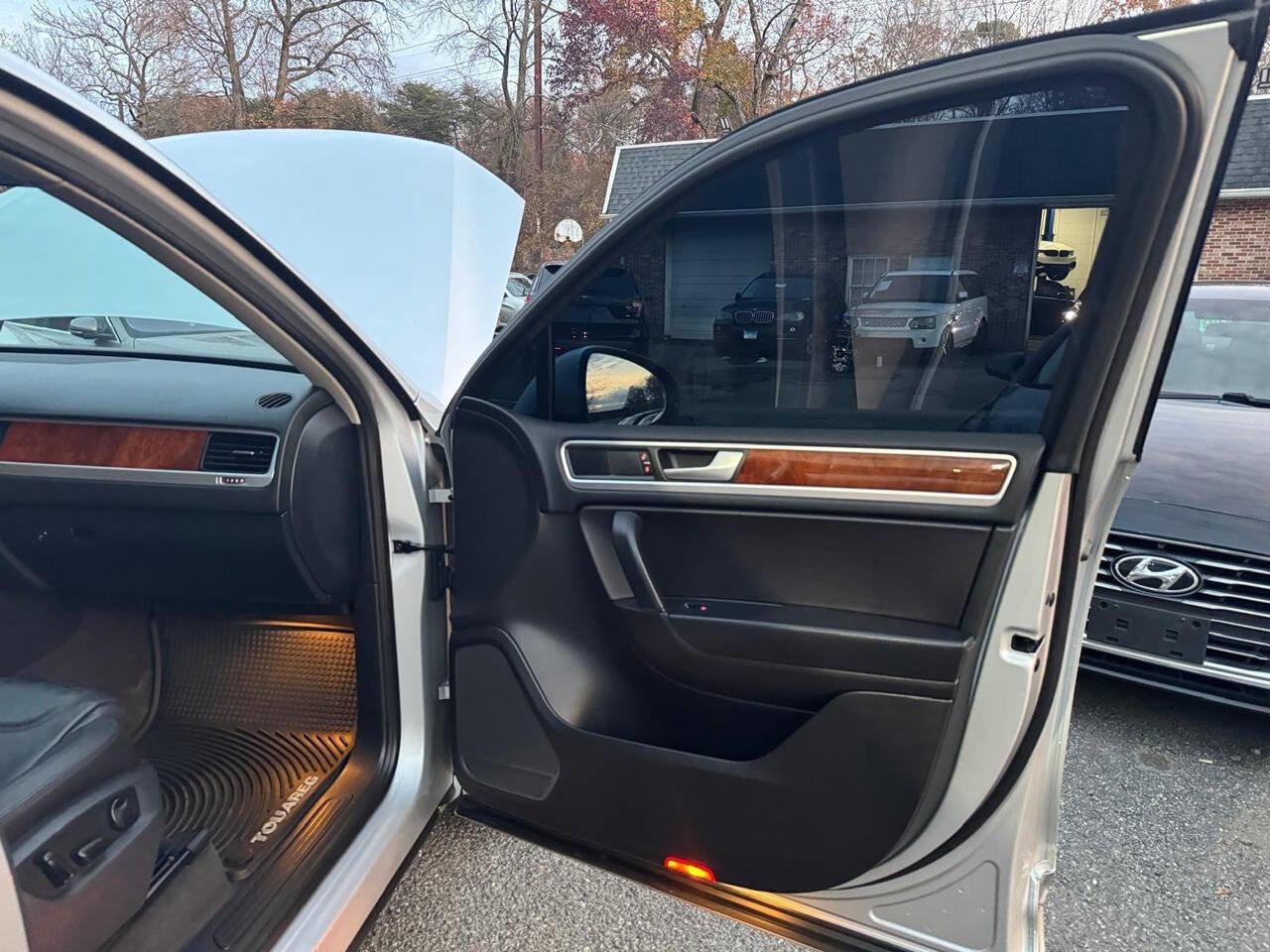 Used 2014 Volkswagen Touareg TDI image 34