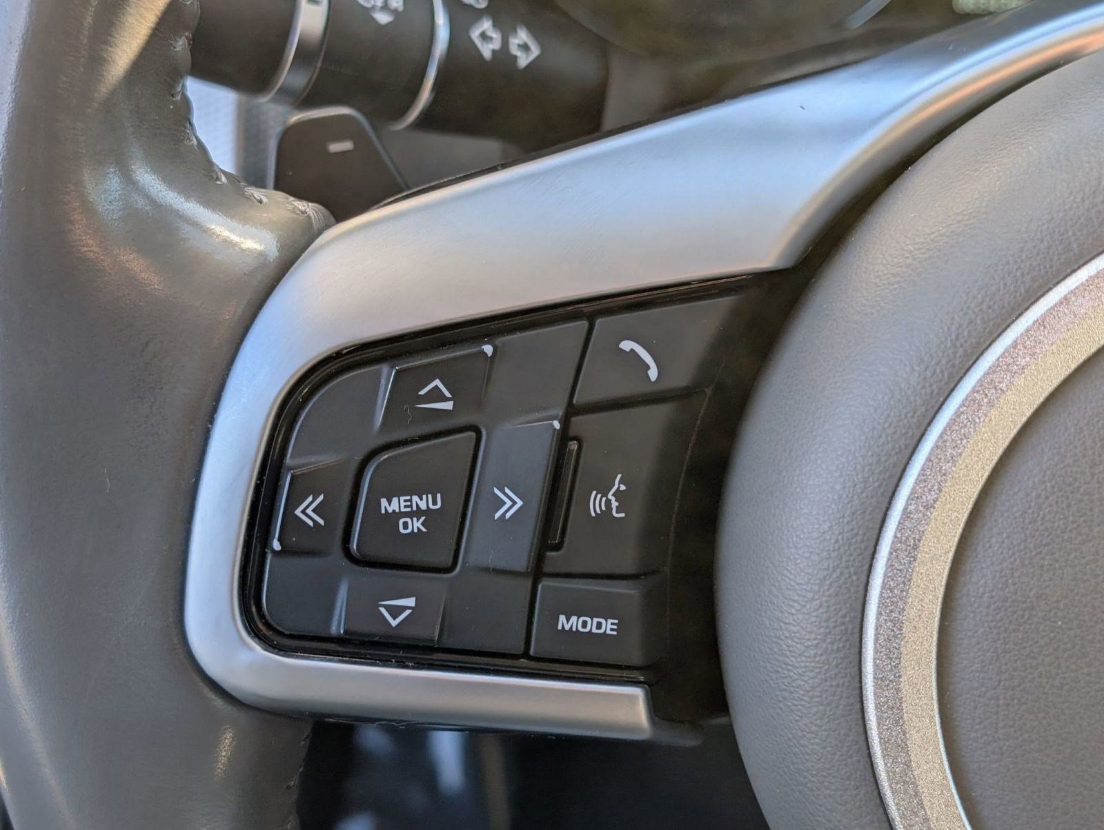 Used 2017 Jaguar XF Premium image 17