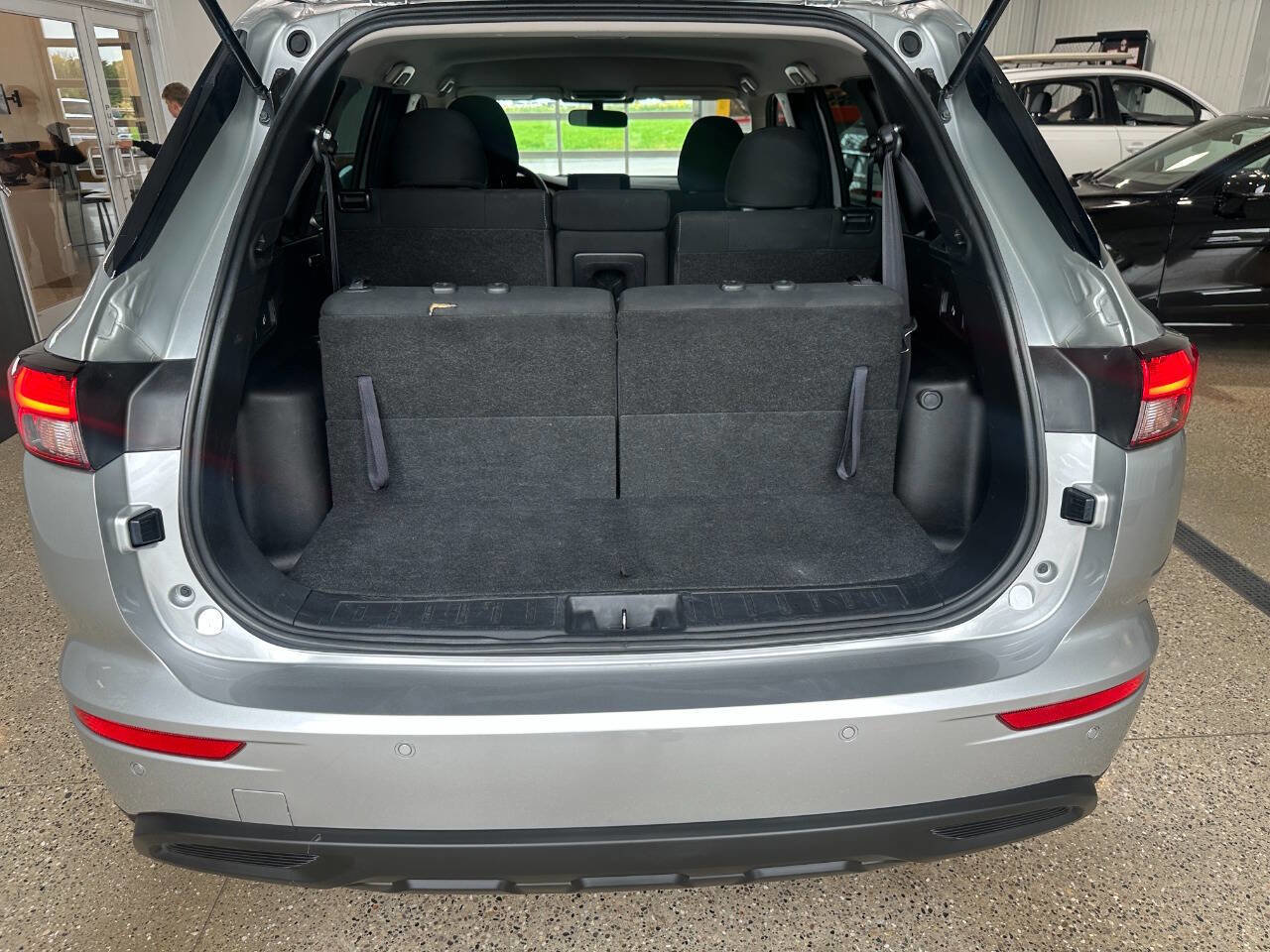 Used 2023 Mitsubishi Outlander ES image 40