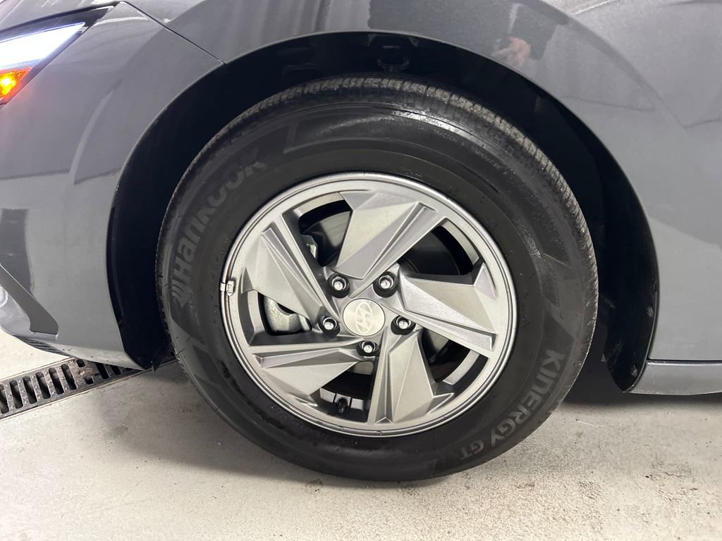 Used 2025 Hyundai Elantra SE image 9