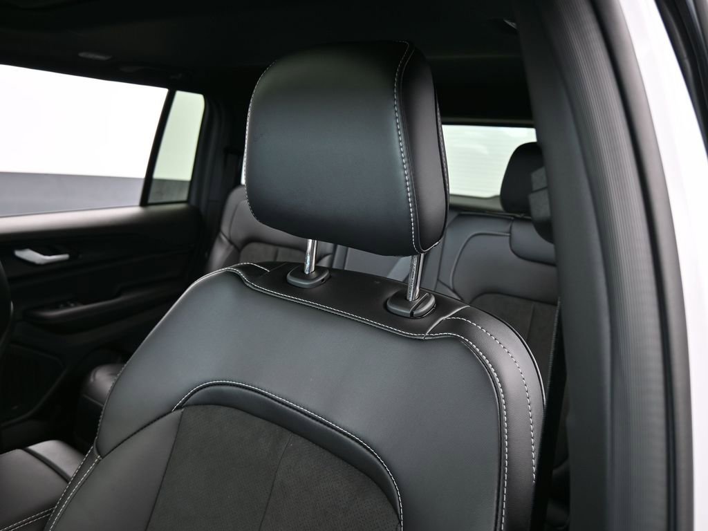 New 2025 Jeep Grand Cherokee Altitude image 17