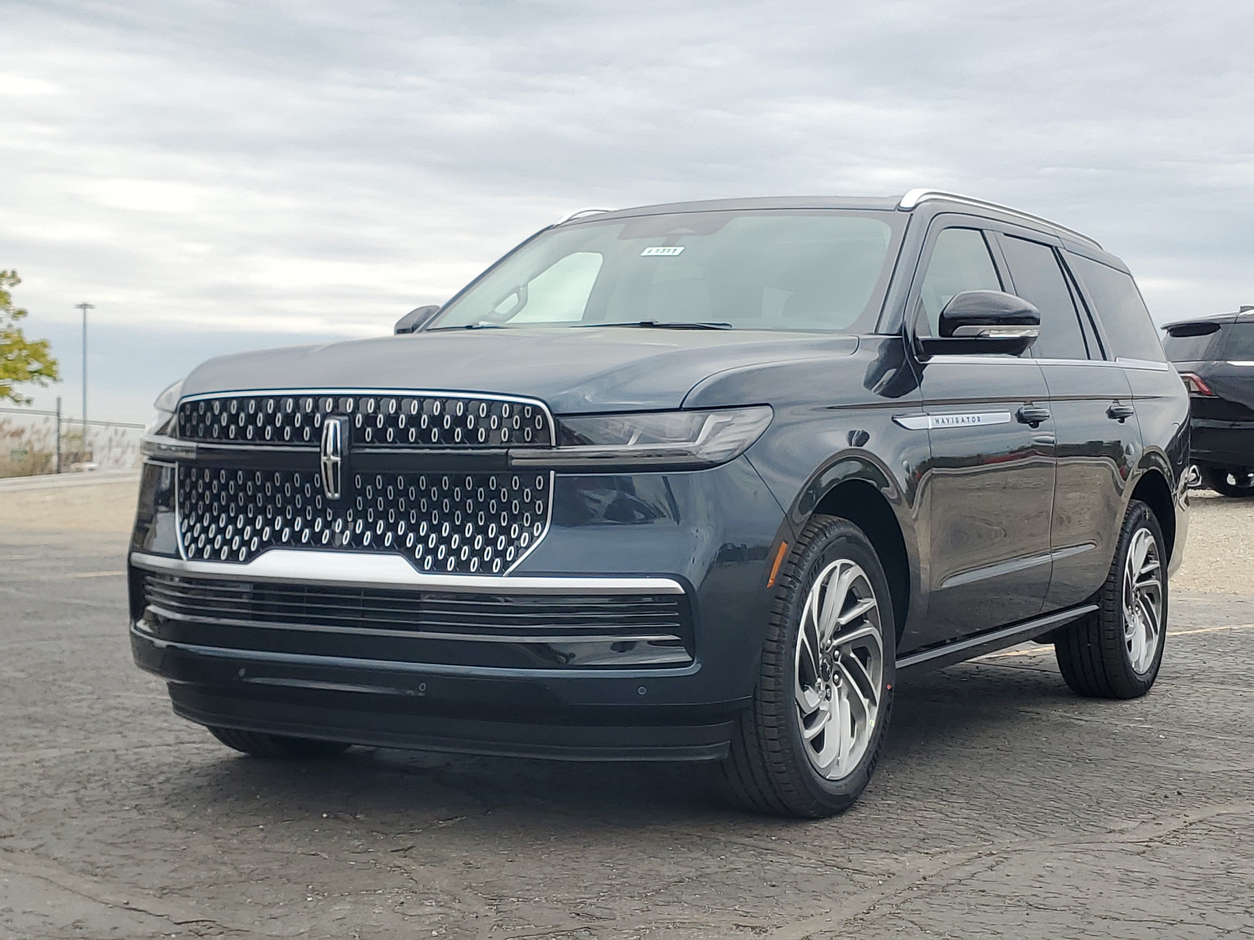 New 2026 Lincoln Navigator Reserve AWD/4WD image 2