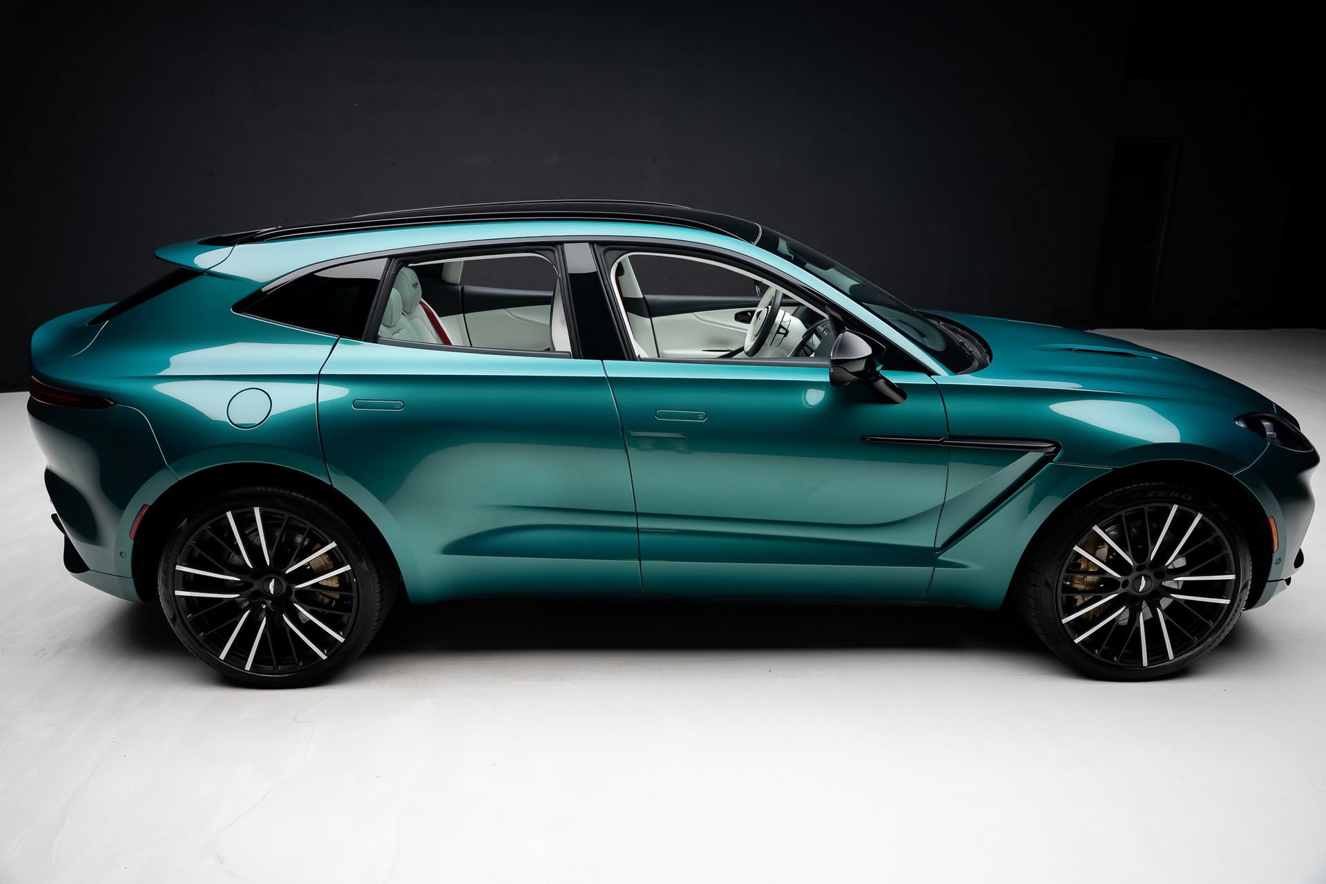 Used 2023 Aston Martin DBX AWD/4WD image 33