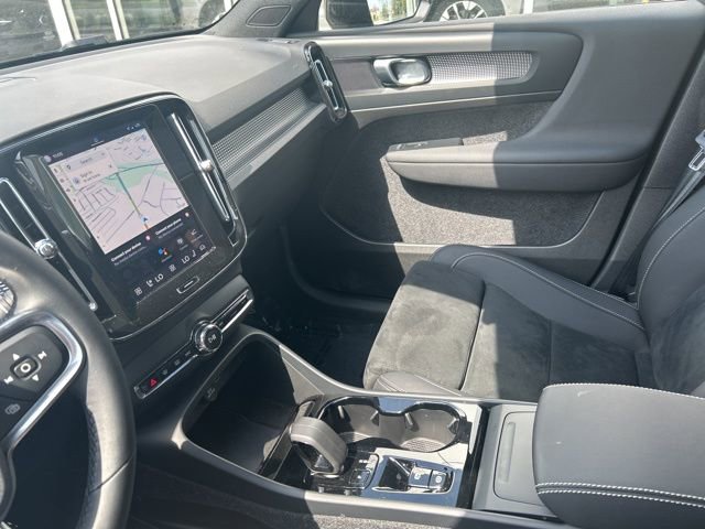 Certified 2025 Volvo XC40 B5 Plus AWD/4WD image 19