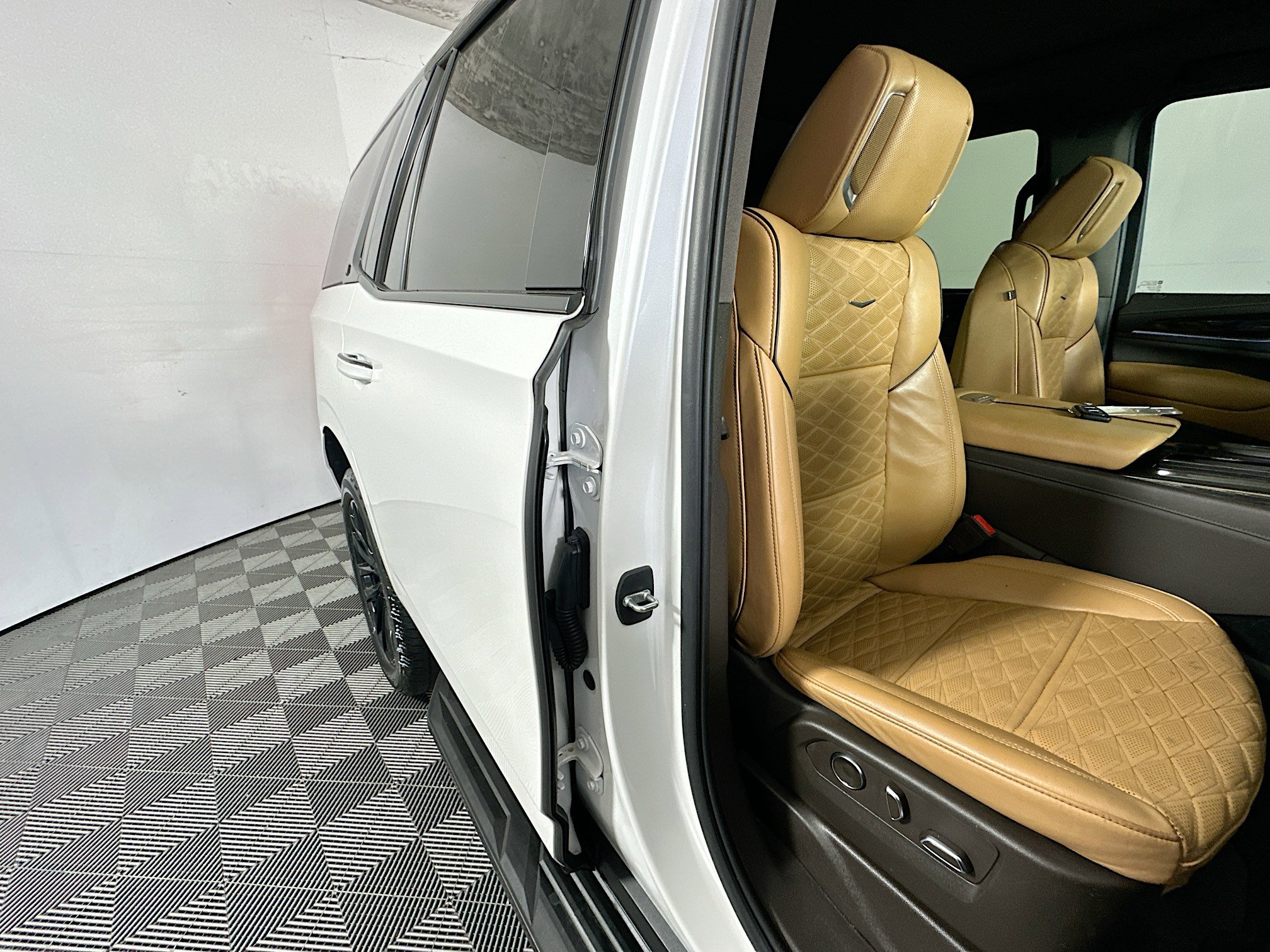 Used 2021 Cadillac Escalade Premium Luxury AWD/4WD image 28