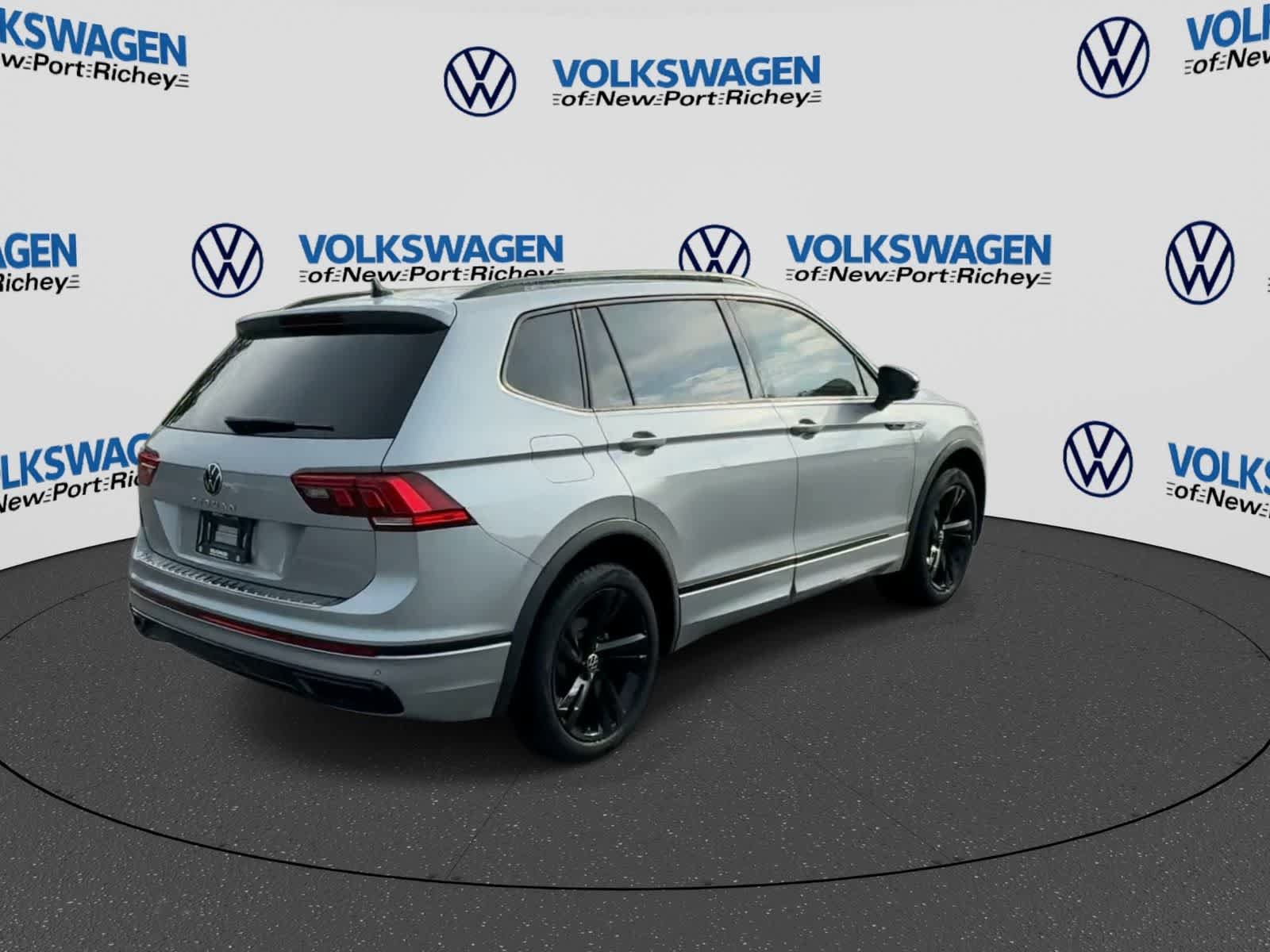 Used 2023 Volkswagen Tiguan SE R-Line FWD image 8