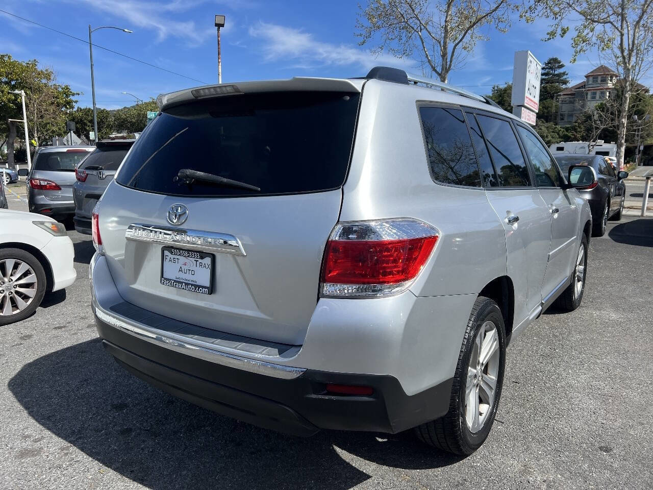 Used 2012 Toyota Highlander Limited w/ Tow Pkg image 4