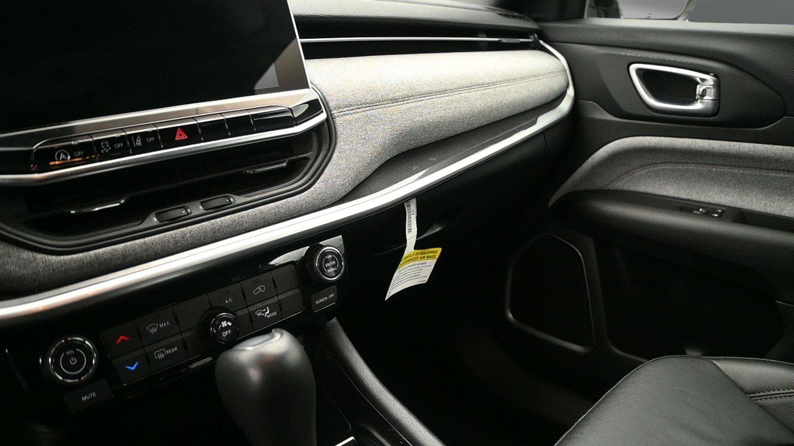Used 2023 Jeep Compass Latitude AWD/4WD image 4