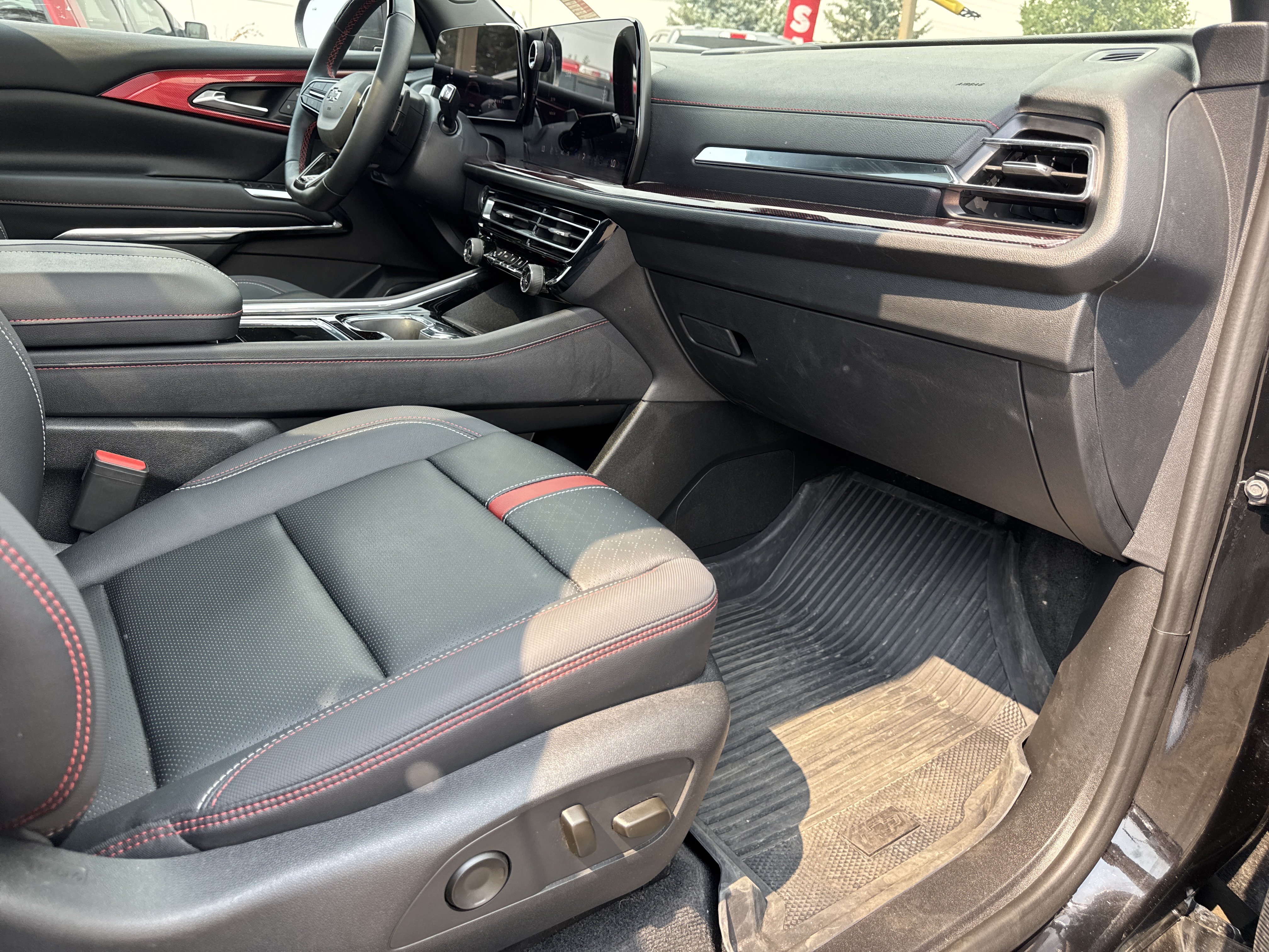 Used 2026 Chevrolet Traverse RS w/ LPO, Floor Liner Package AWD/4WD image 38