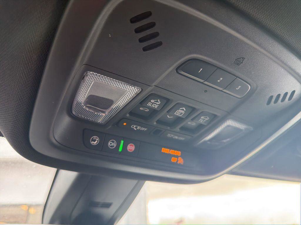 Used 2023 Chevrolet Traverse High Country image 9