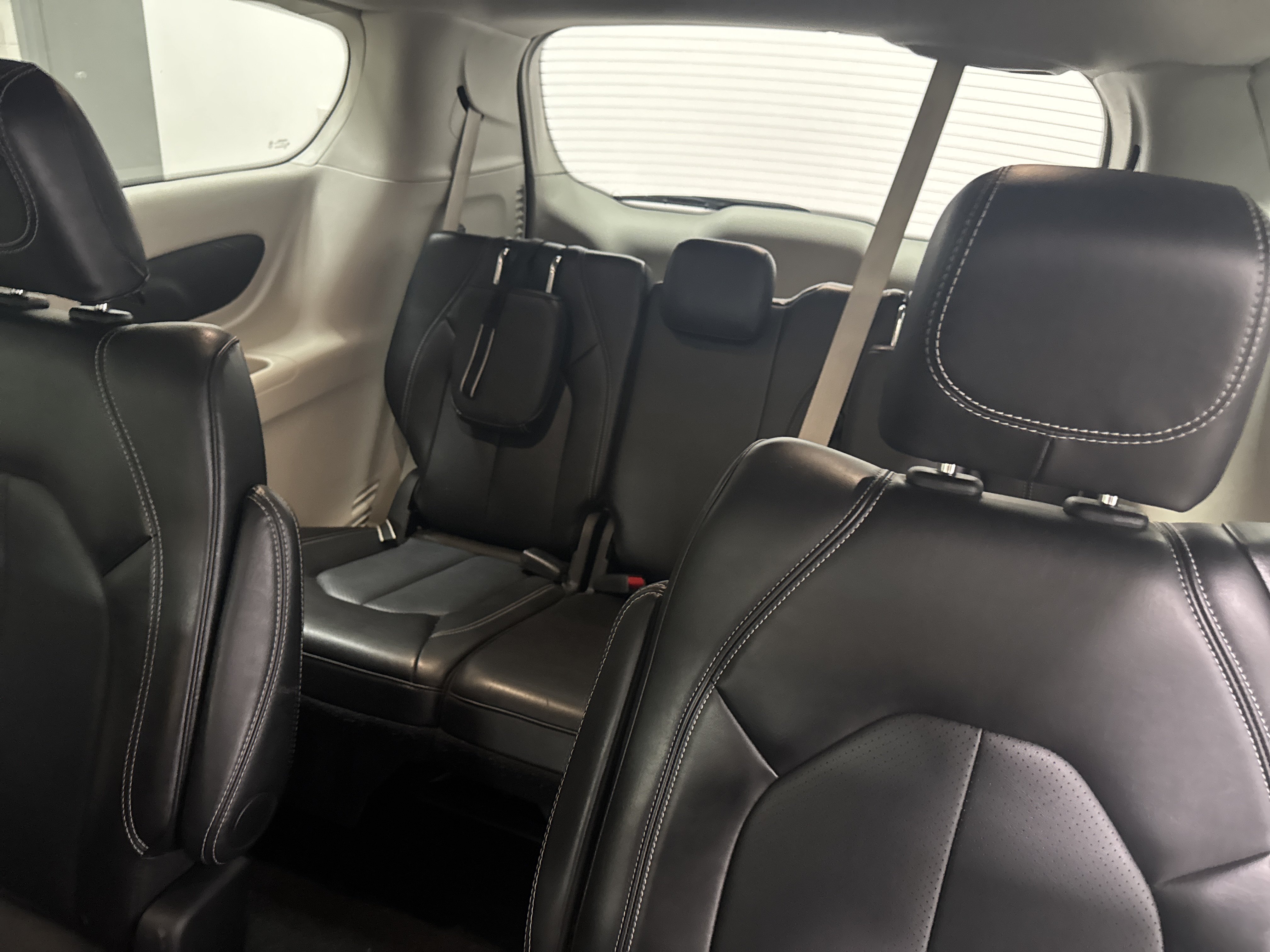 Used 2024 Chrysler Pacifica Touring-L FWD image 31