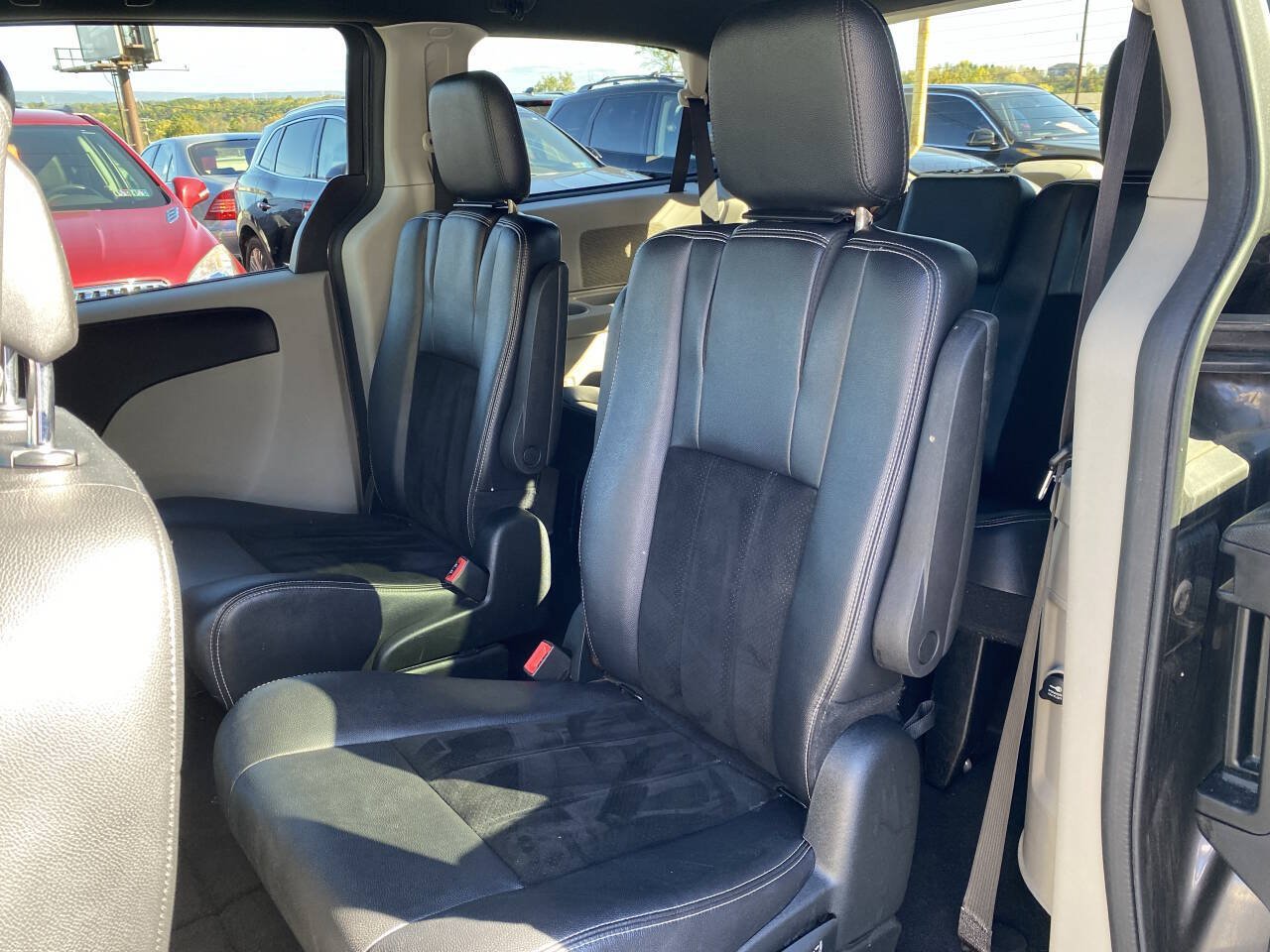 Used 2018 Dodge Grand Caravan SXT FWD image 16