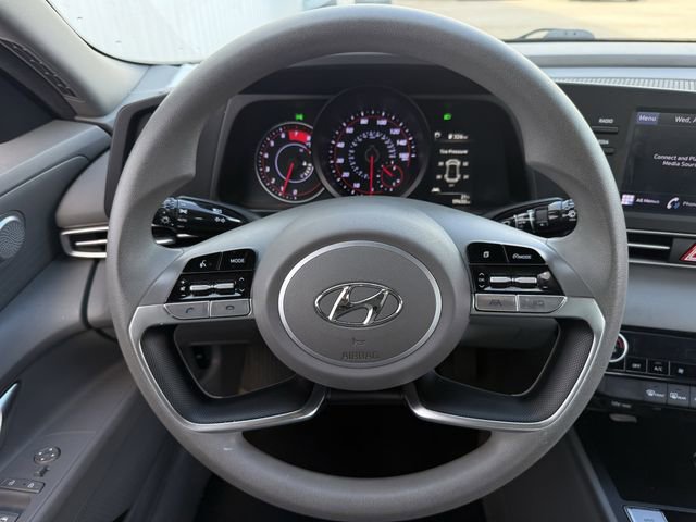 Used 2022 Hyundai Elantra SEL image 11