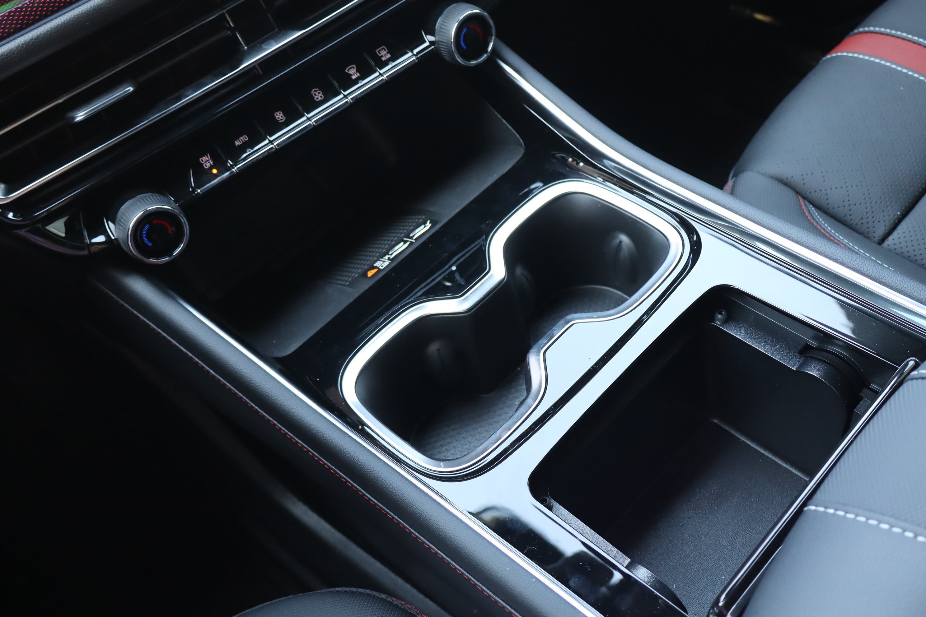 New 2026 Chevrolet Traverse RS w/ LPO, Floor Liner Package FWD image 19