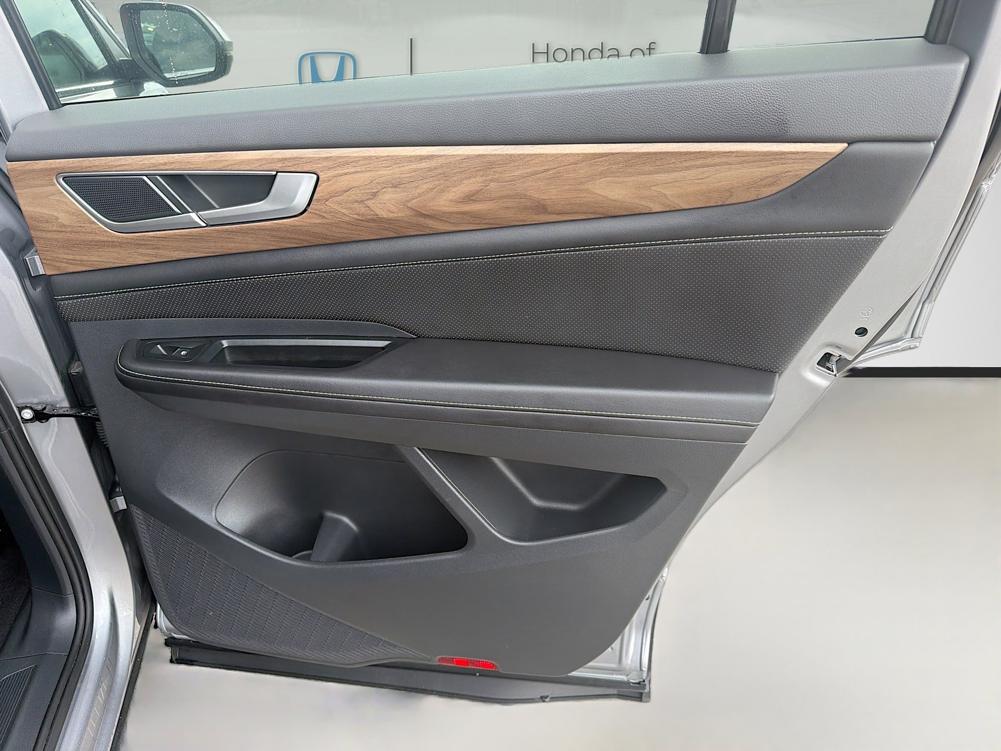 Used 2024 Volkswagen Atlas SE image 30