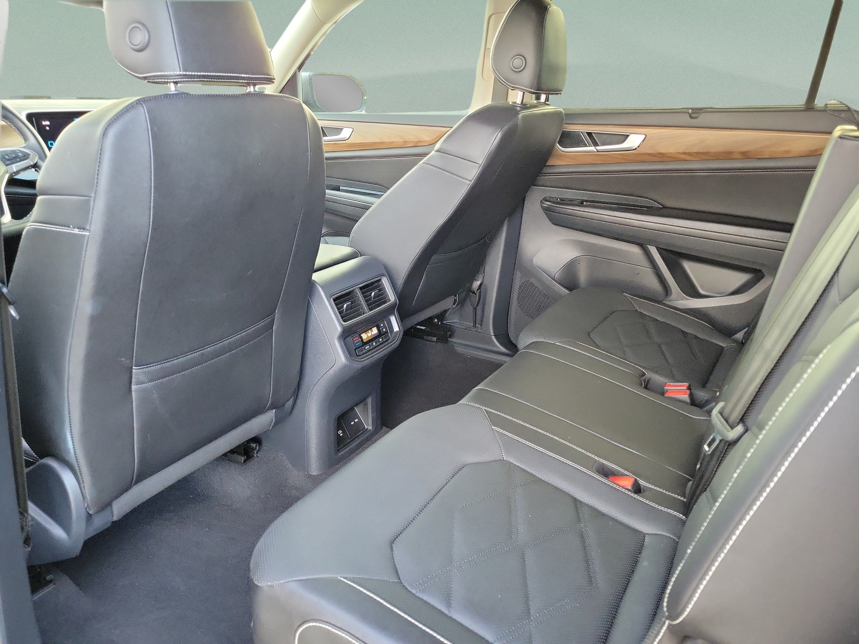 Used 2025 Volkswagen Atlas SE FWD image 6