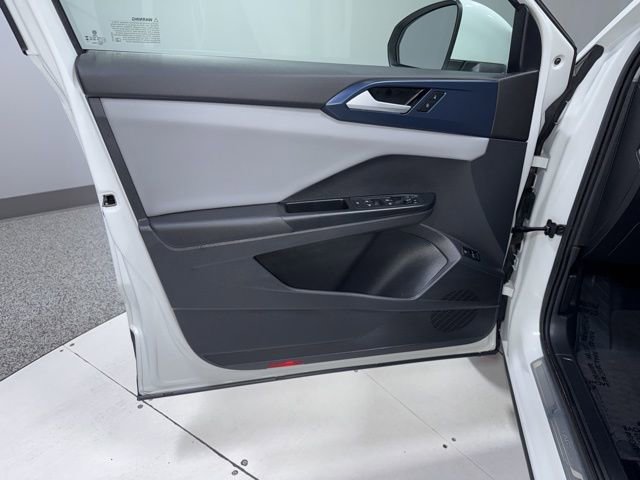 Used 2023 Volkswagen Taos SE w/ Panoramic Sunroof Package image 11