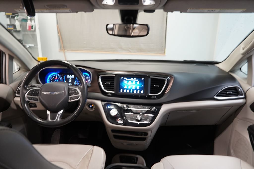 Used 2018 Chrysler Pacifica Touring-L FWD image 18