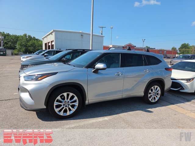 Used 2021 Toyota Highlander Limited AWD/4WD image 4