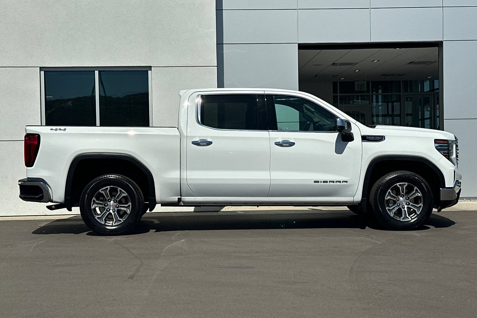 Used 2025 GMC Sierra 1500 SLT AWD/4WD image 3