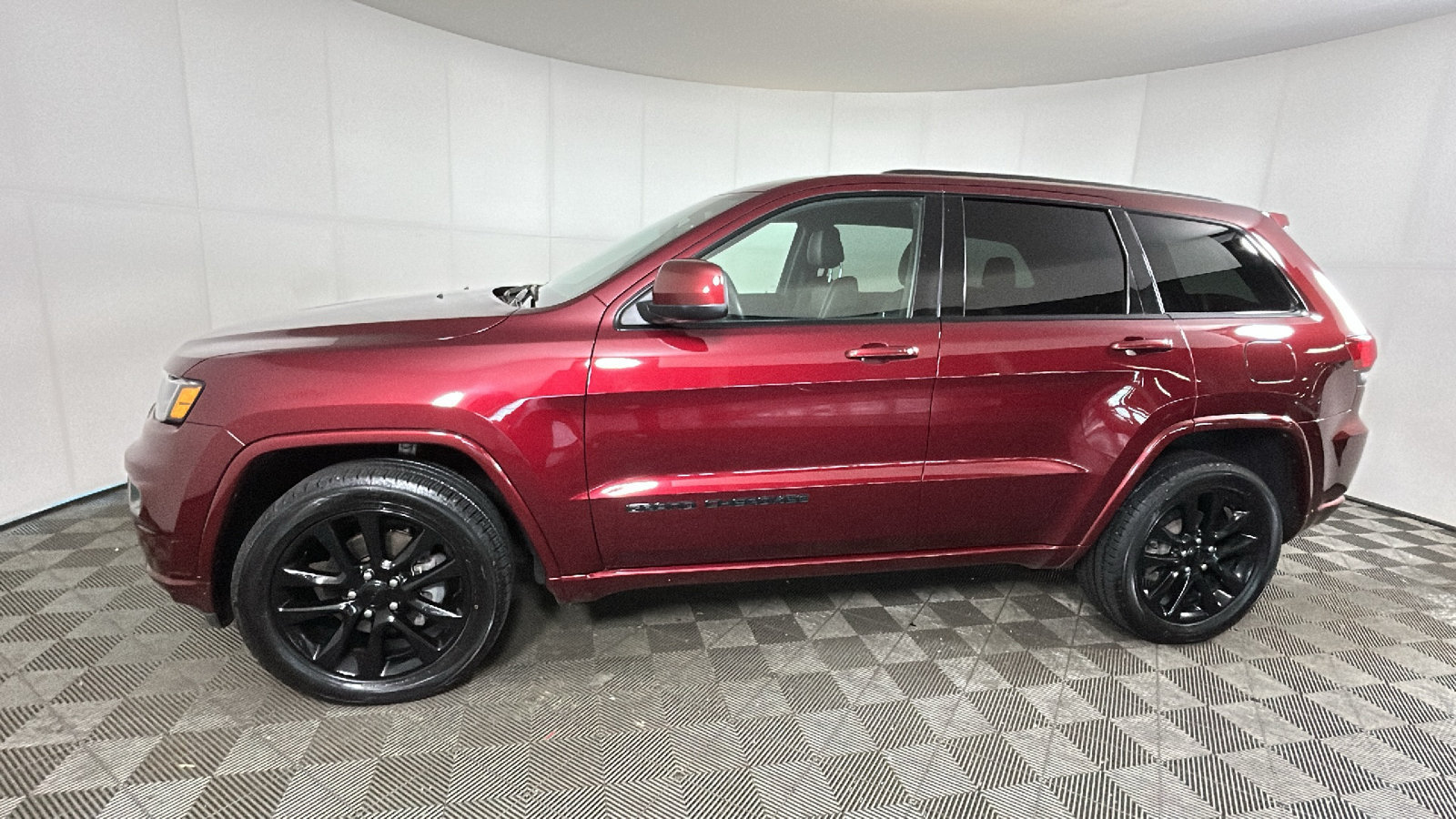 Used 2020 Jeep Grand Cherokee Altitude AWD/4WD image 7