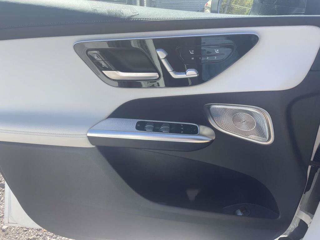 Used 2024 Mercedes-Benz GLC 300 4MATIC image 31