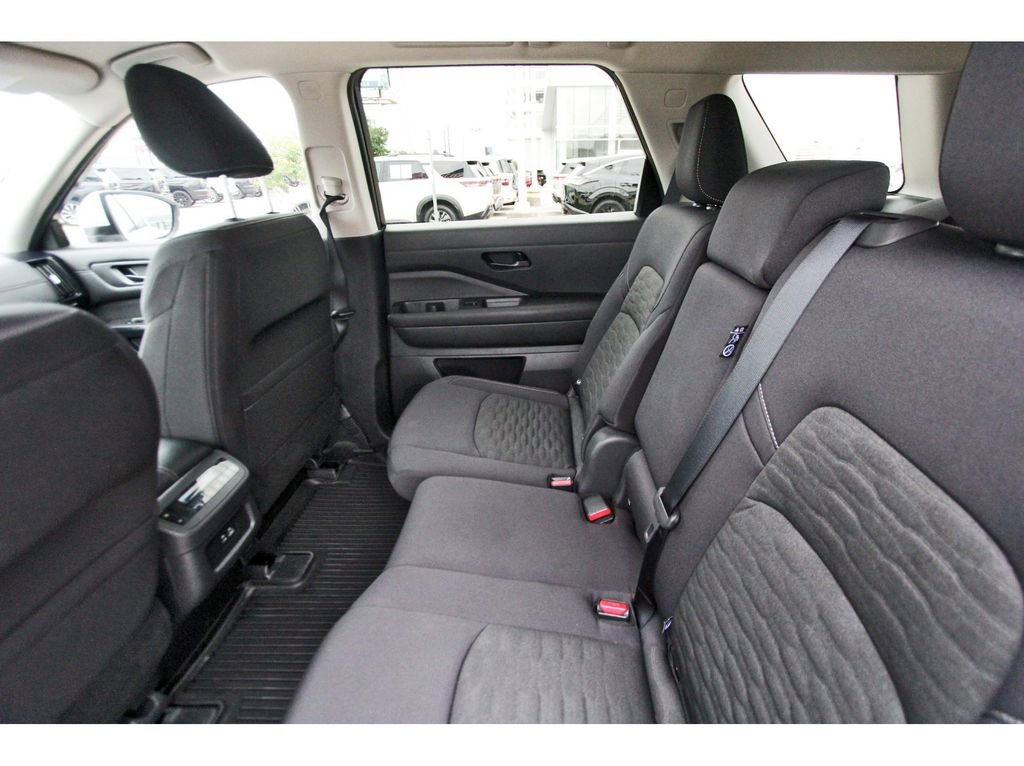 Used 2025 Nissan Pathfinder SV image 9