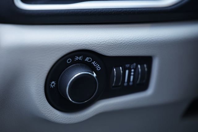 Used 2022 Chrysler Voyager LX image 18