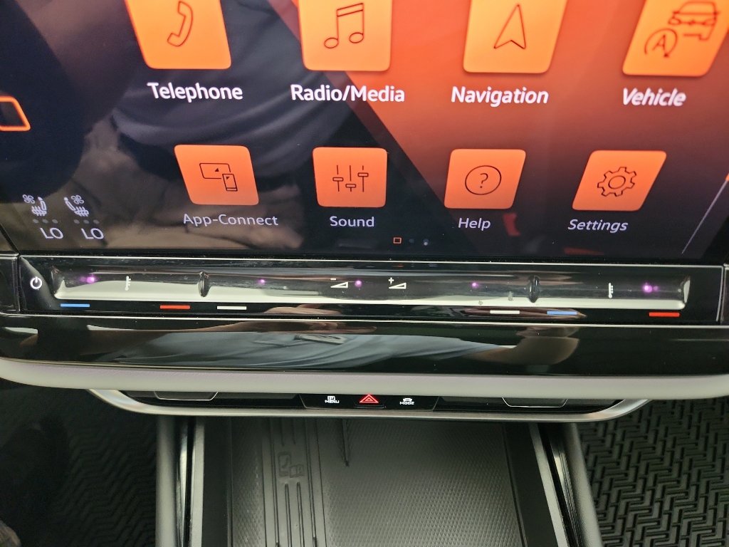 Certified 2025 Volkswagen Atlas Peak Edition SE AWD/4WD image 22
