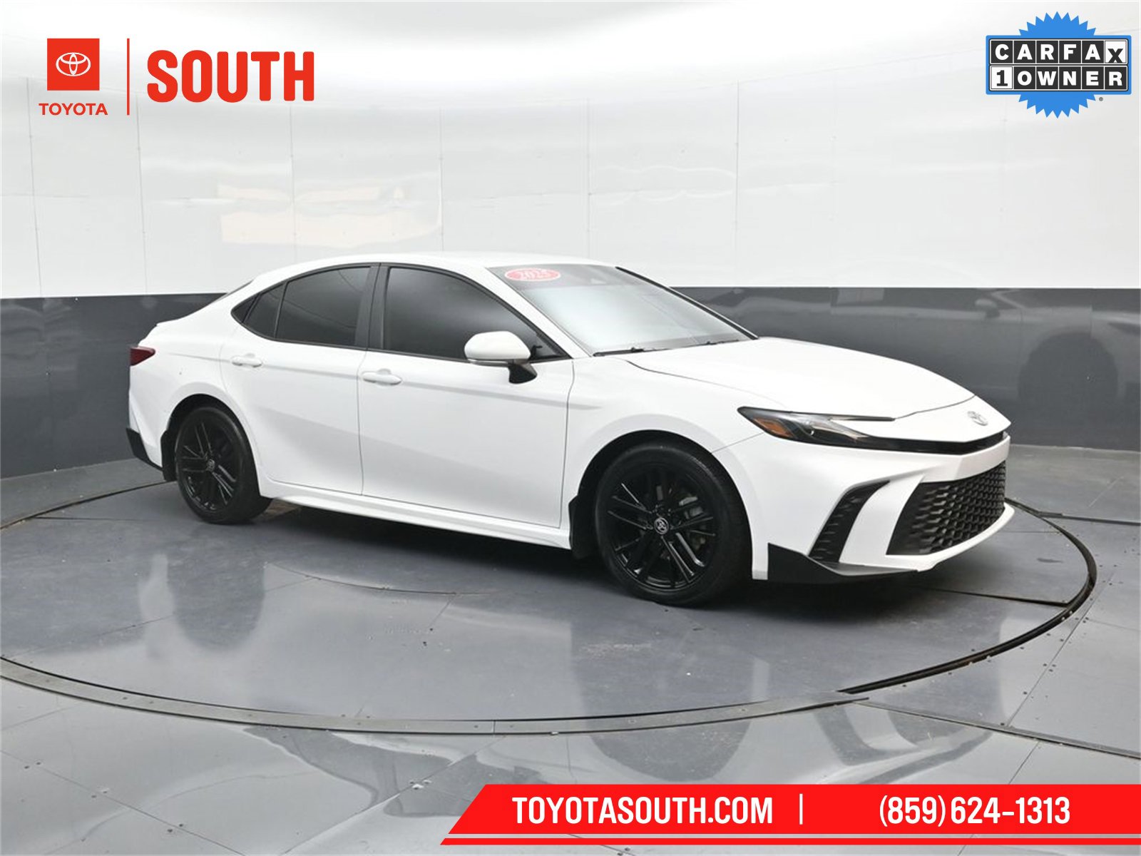 Used 2025 Toyota Camry SE w/ Convenience Package image 4
