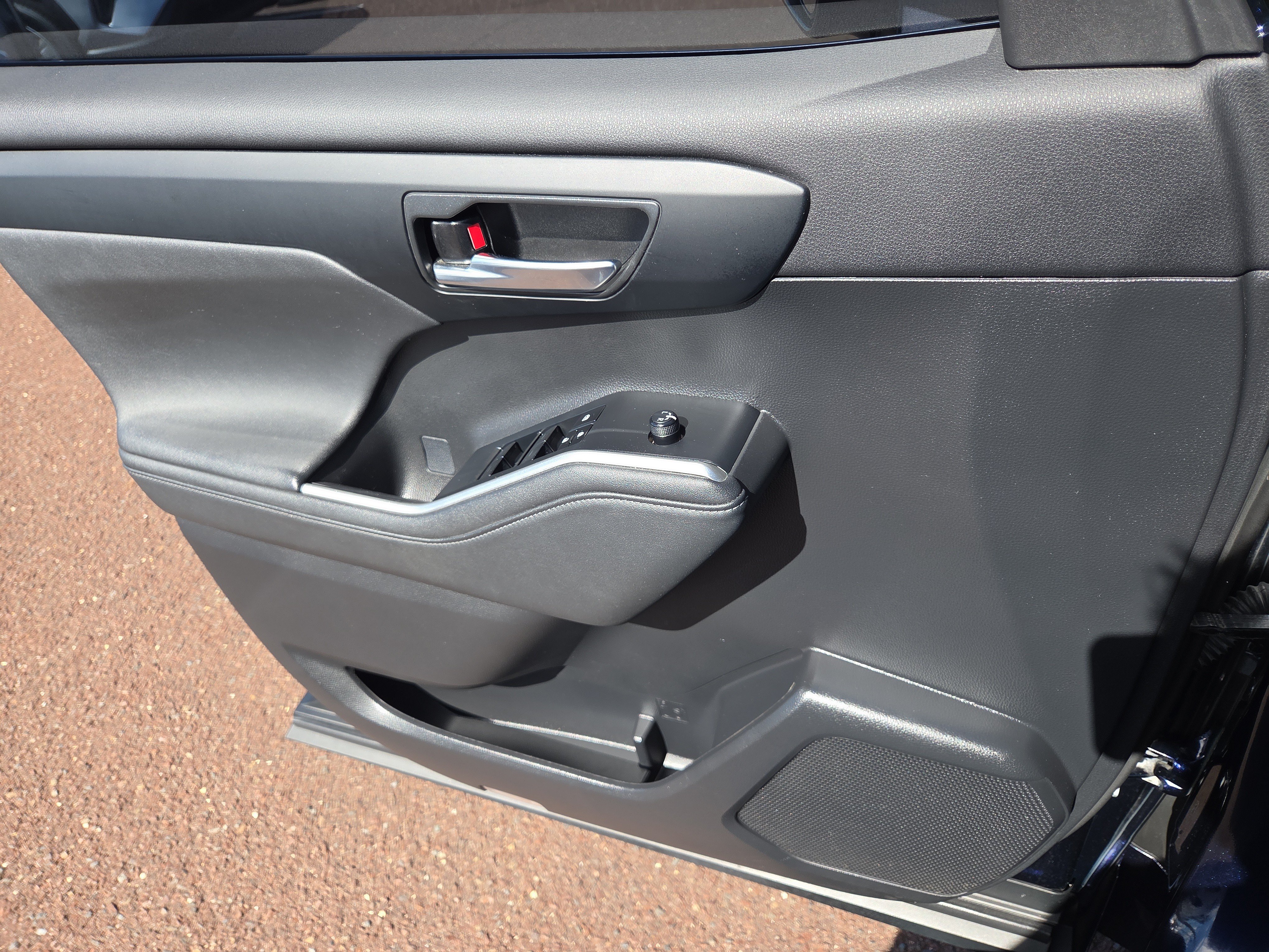 Used 2023 Toyota Highlander XLE FWD image 13