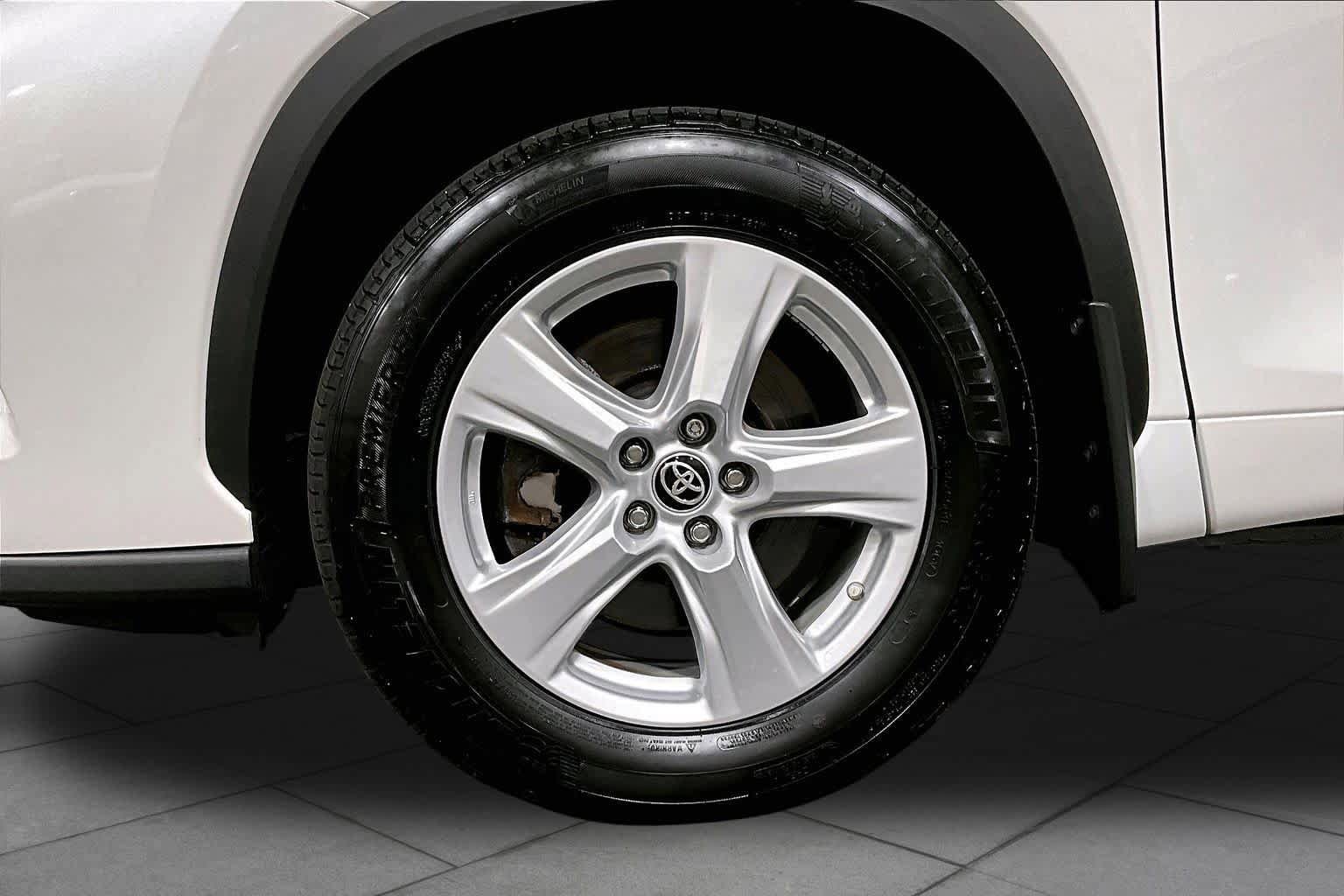 Used 2023 Toyota Highlander LE FWD image 11