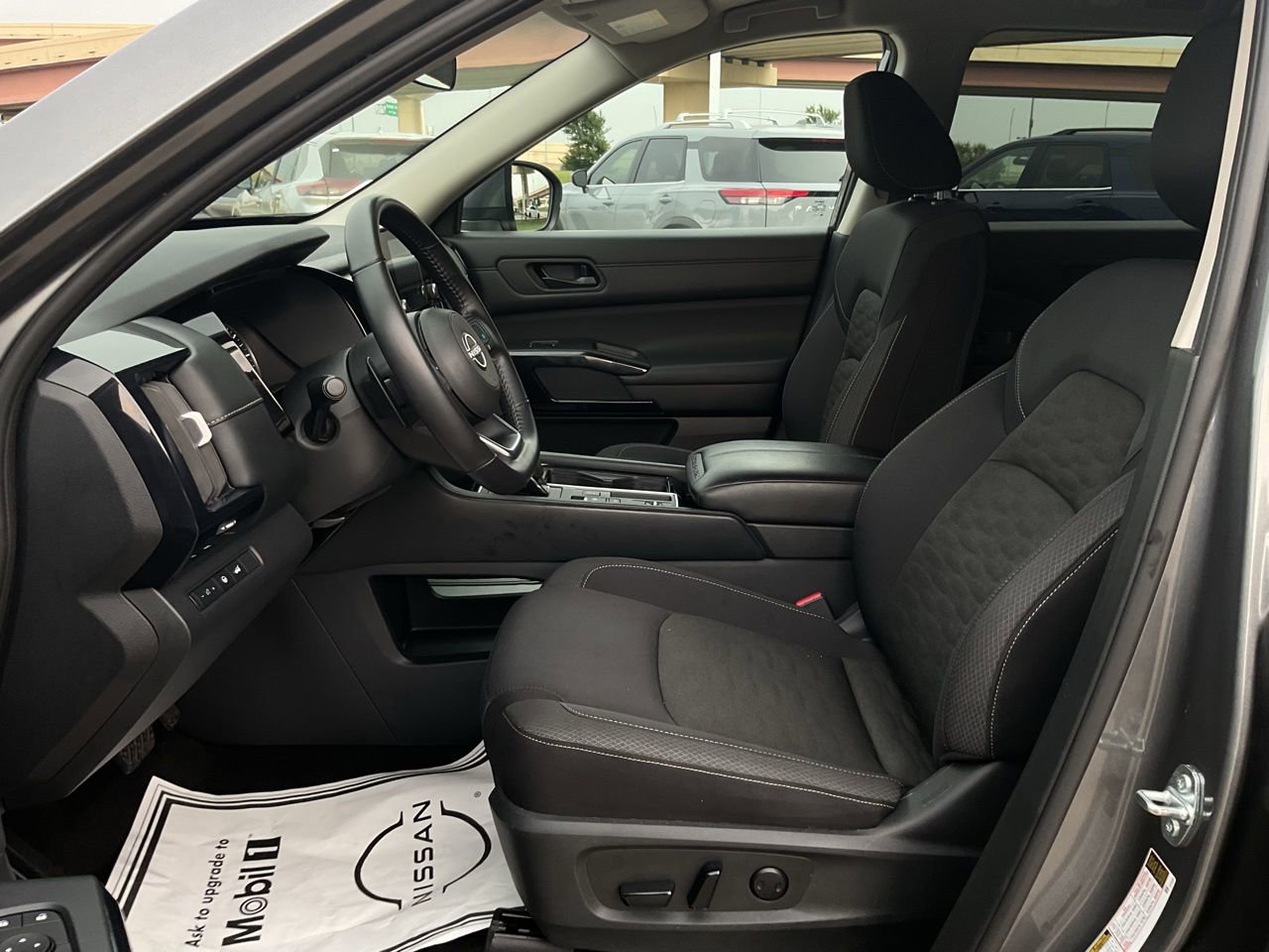 Used 2025 Nissan Pathfinder SV FWD image 10
