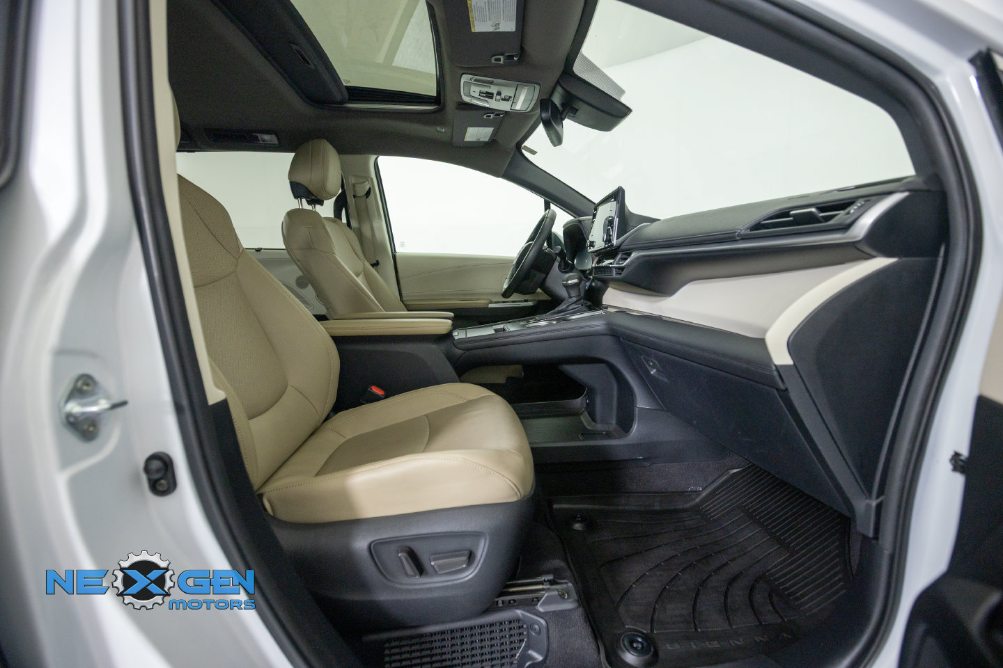 Used 2024 Toyota Sienna Limited AWD/4WD image 41
