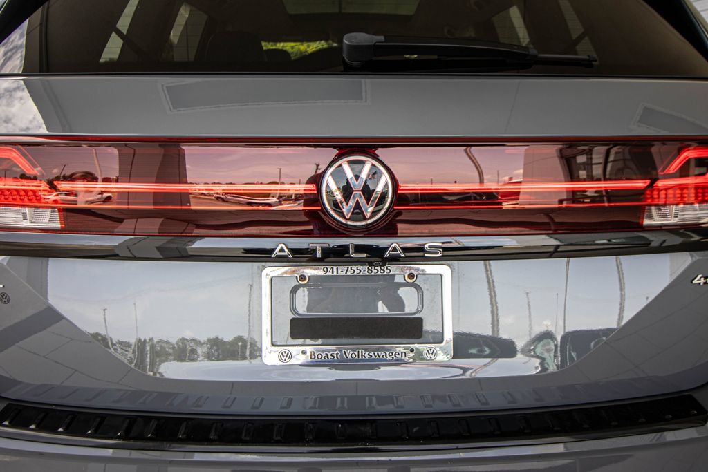 Certified 2024 Volkswagen Atlas Peak Edition SEL AWD/4WD image 15