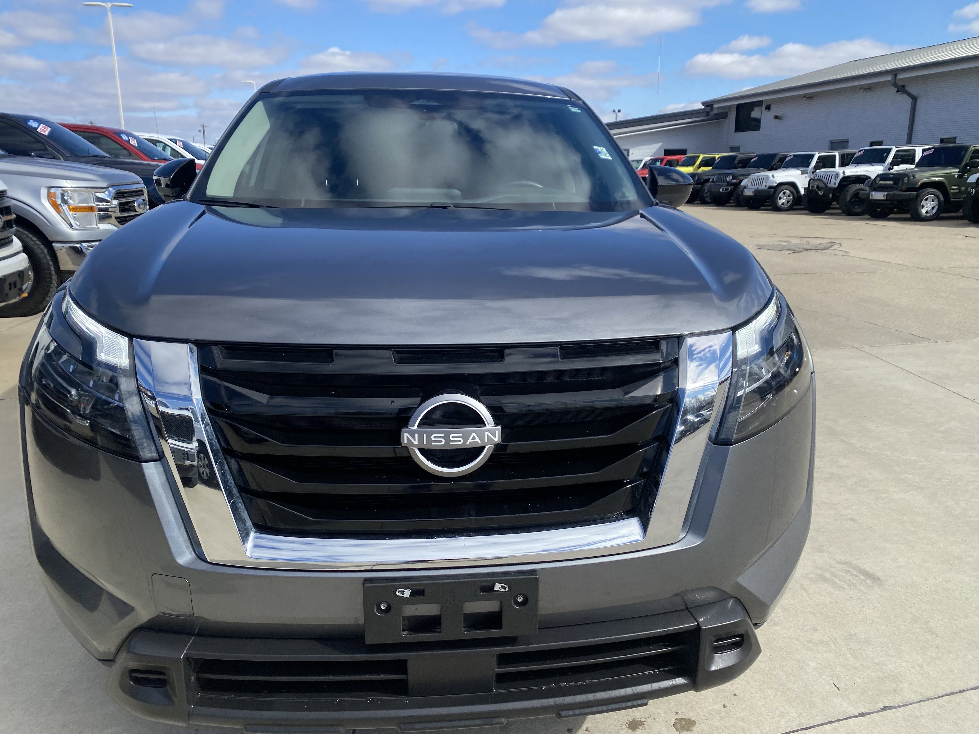Used 2024 Nissan Pathfinder S image 2