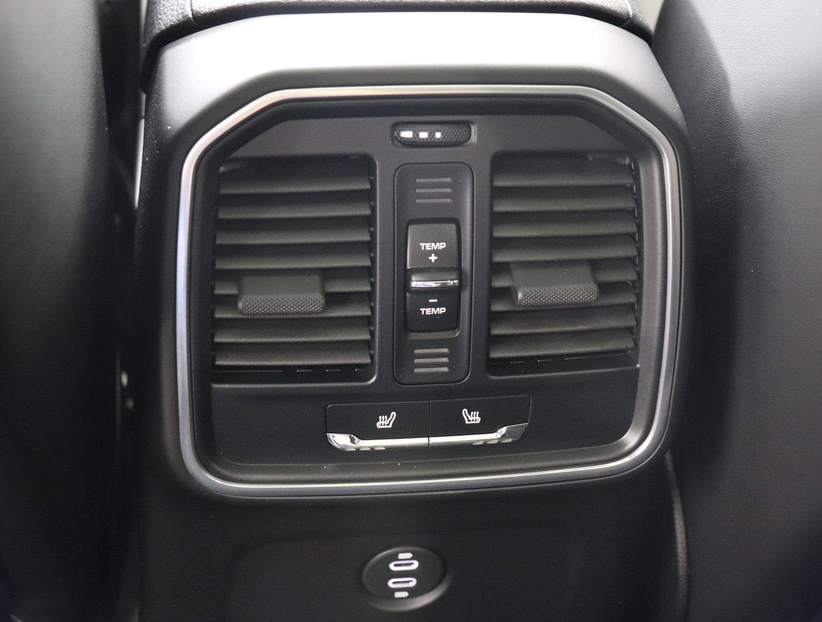 Certified 2025 Porsche Macan AWD/4WD image 20