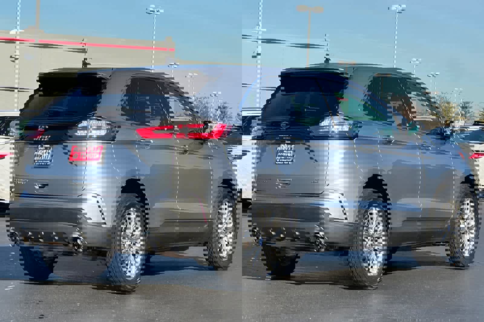 Used 2022 Ford Edge Titanium image 2