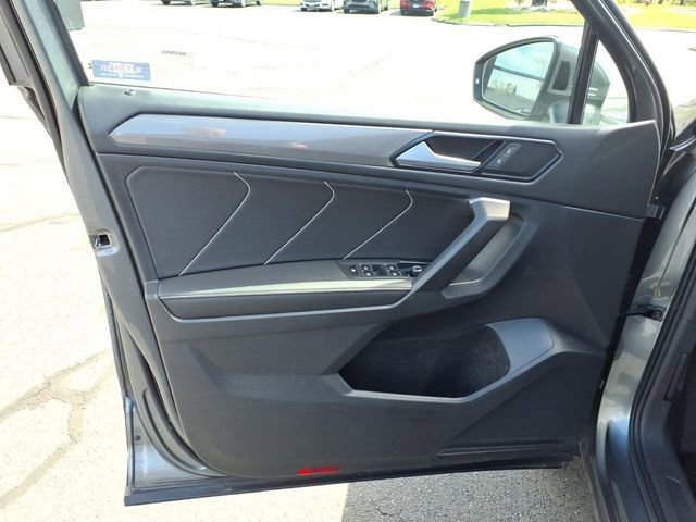 Used 2023 Volkswagen Tiguan SE w/ Panoramic Sunroof Package image 16