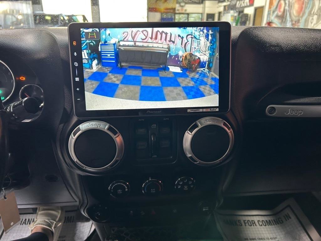 Used 2017 Jeep Wrangler Unlimited Sahara w/ Connectivity Group image 11