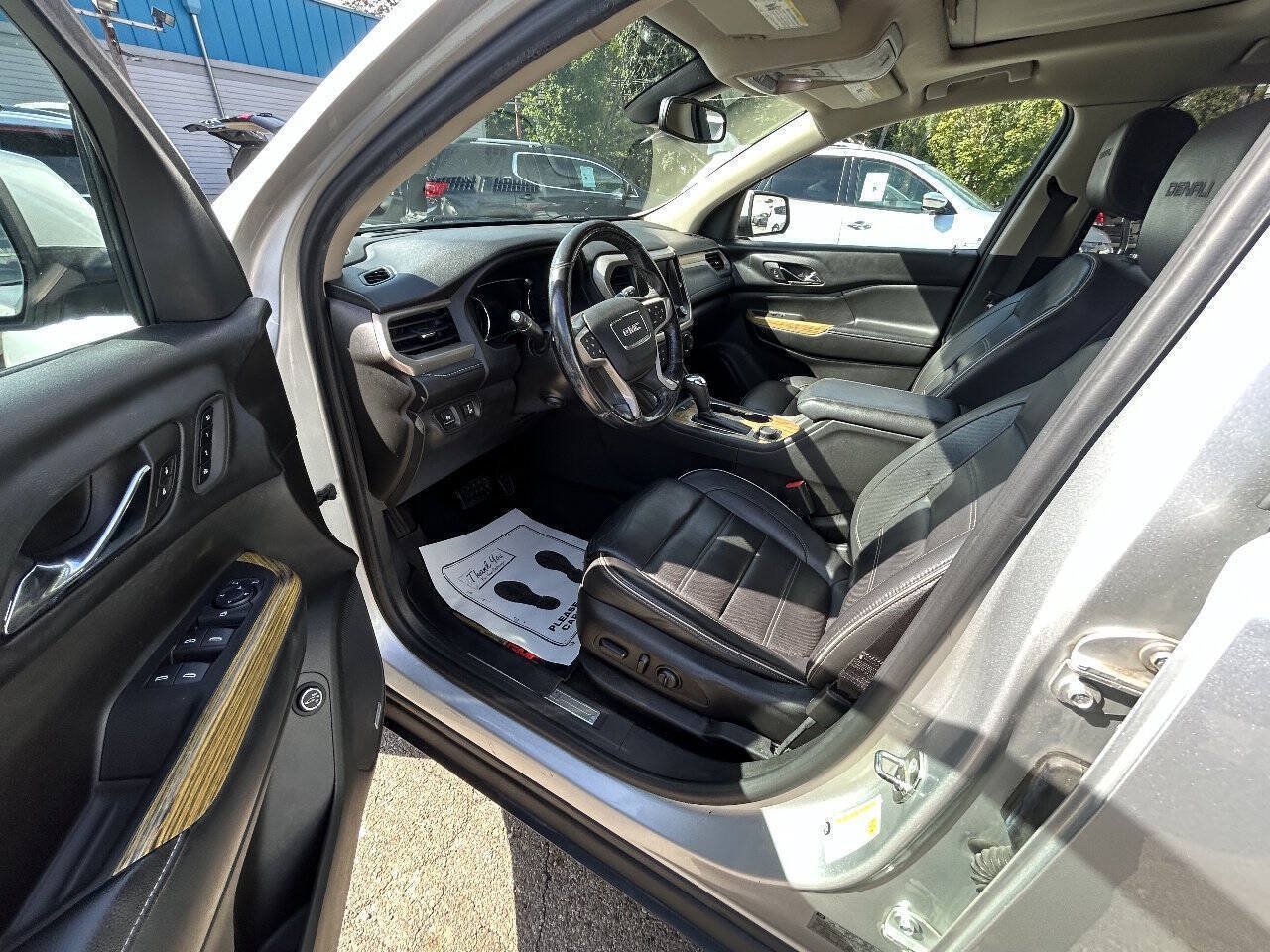 Used 2017 GMC Acadia Denali w/ Technology Package FWD image 6