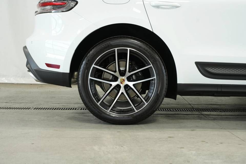 Certified 2025 Porsche Macan AWD/4WD image 40