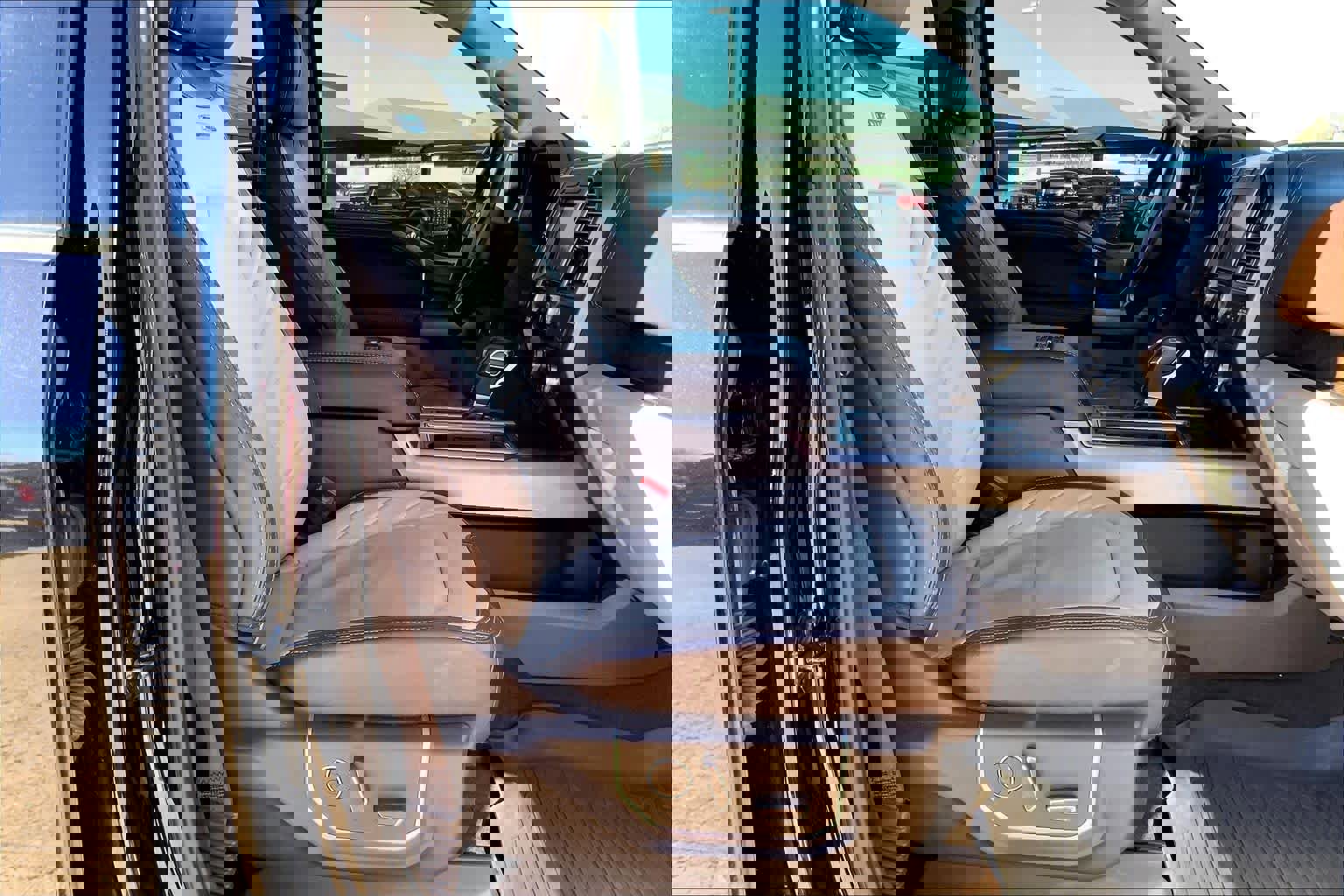 Used 2019 Ford F150 Limited w/ Trailer Tow Package image 9