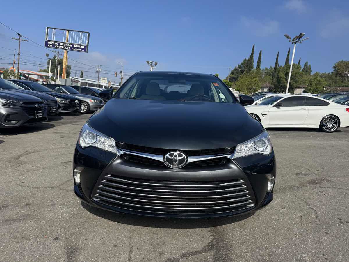 Used 2016 Toyota Camry SE image 2