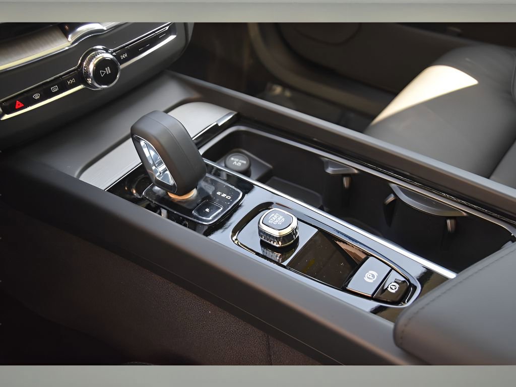 Certified 2025 Volvo XC60 T8 Plus w/ Protection Package Premier image 32