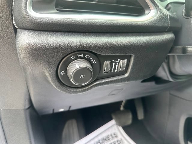 Used 2025 Chrysler Pacifica Limited FWD image 31