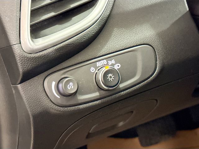 Used 2022 Chevrolet Trax LT w/ LT Convenience Package image 11