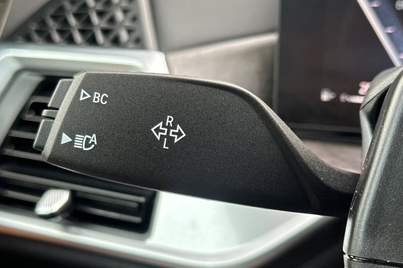 Used 2026 BMW X5 xDrive40i w/ M Sport Package image 32