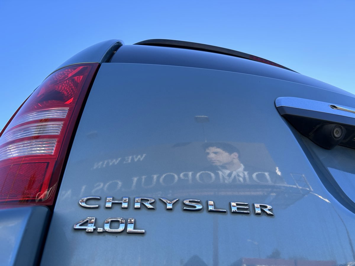 Used 2010 Chrysler Town & Country Limited FWD image 12