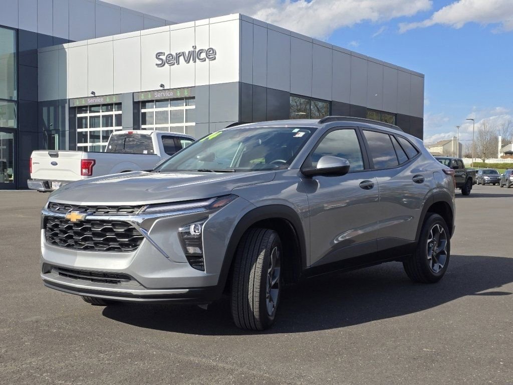Used 2024 Chevrolet Trax LT w/ Driver Confidence Package image 8